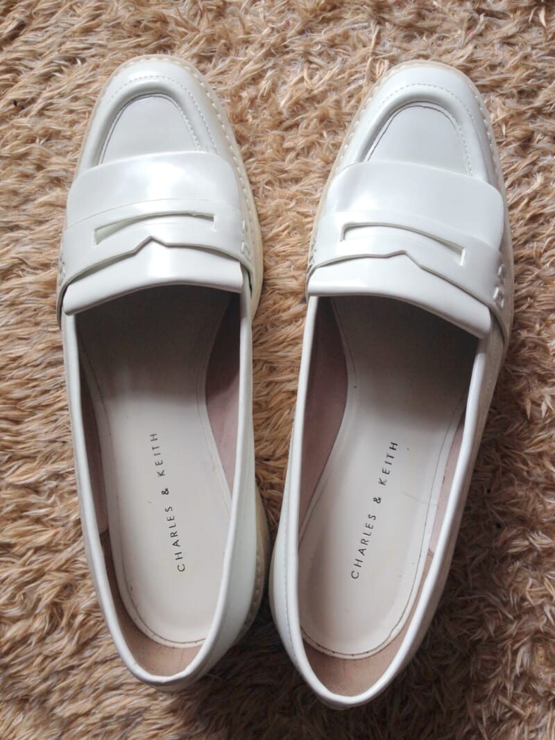 CHARLES&KEITH’s white enamel loafers with thick soles were painful for my toe… (but can they be improved?)