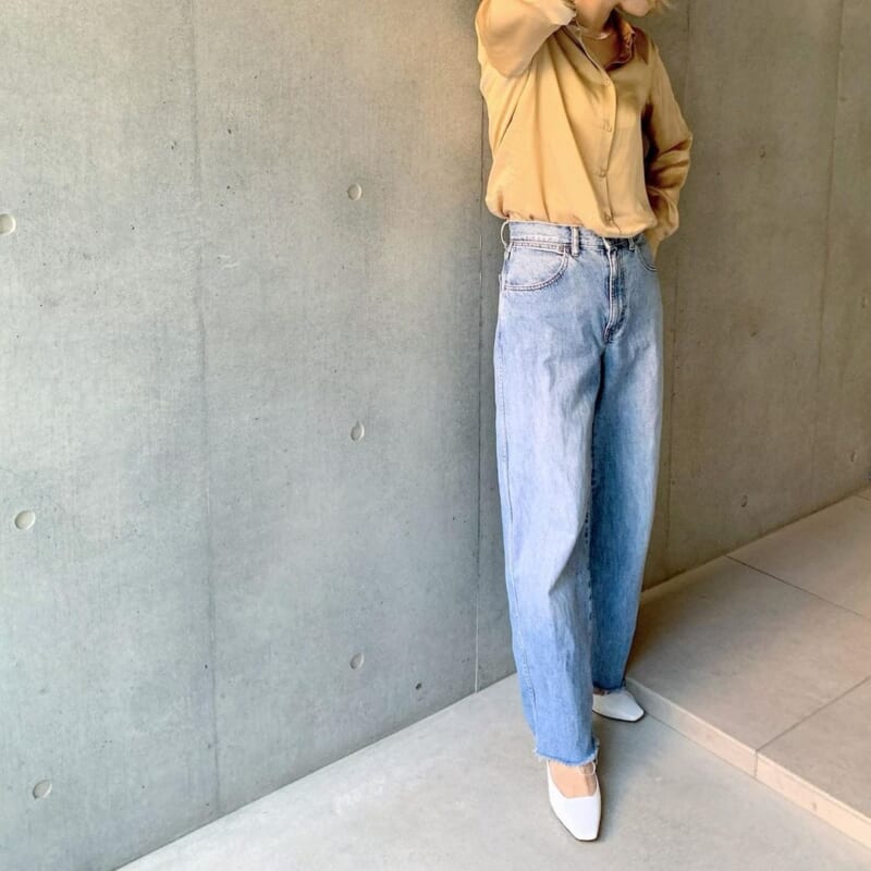 Ines silk shirt and jeans from Uniqlo, off-white order pumps from Kashiyama, spring coordination