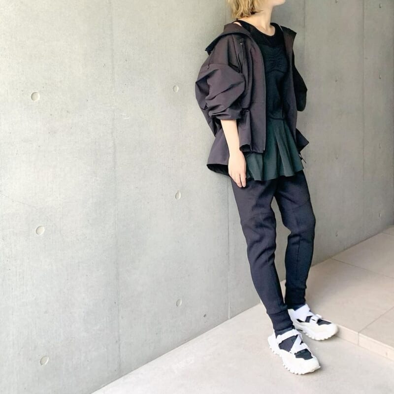 Walking girl’s coordination with Uniqlo x Jil Sander’s +J pants and NERGY outerwear