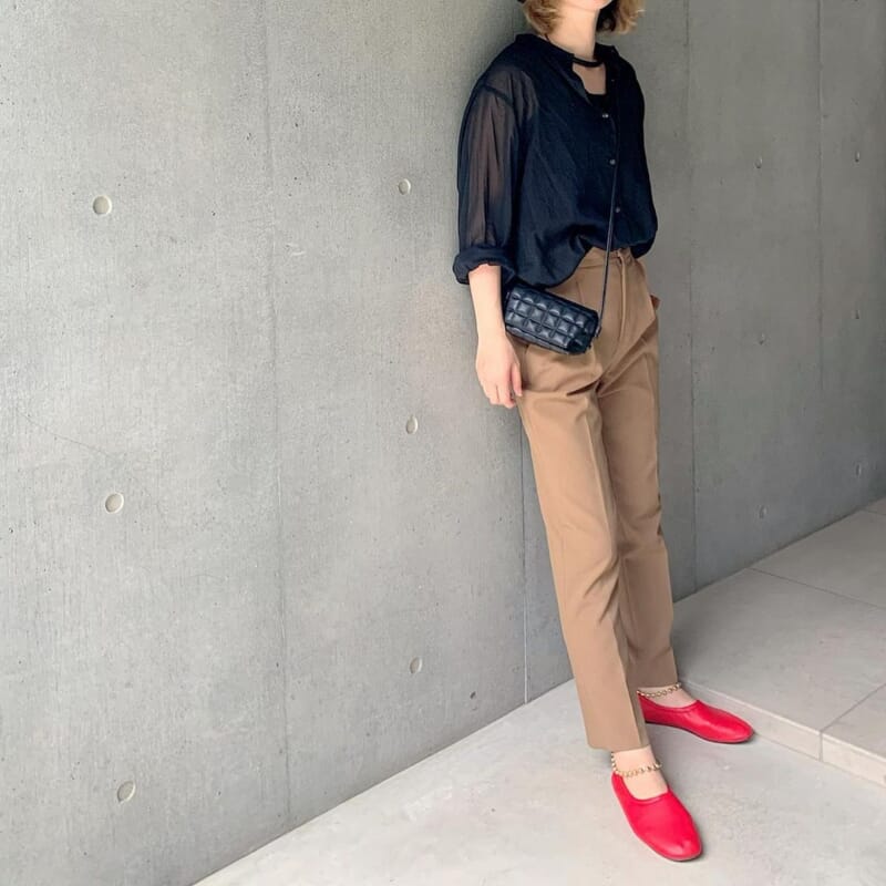 A sheer shirt from UNIQLO, a mini bag, and flat shoes for a holiday adventure