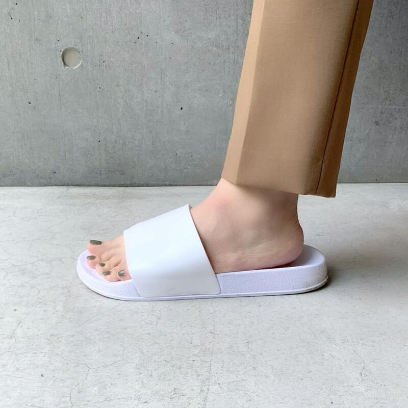 Daiso Standard Products’ 300 yen white shower sandals are minimal.