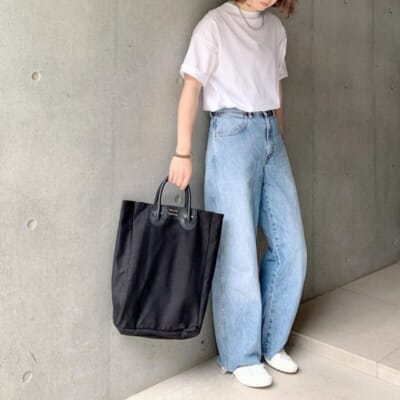 ユニクロ スーピマコットンオーバーサイズ白Tシャツ、ジーンズ、白スニーカー コーデ