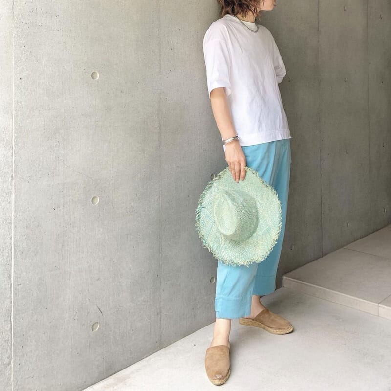 Light-colored coordination with Gaimo espadrille mules and mint-colored pants