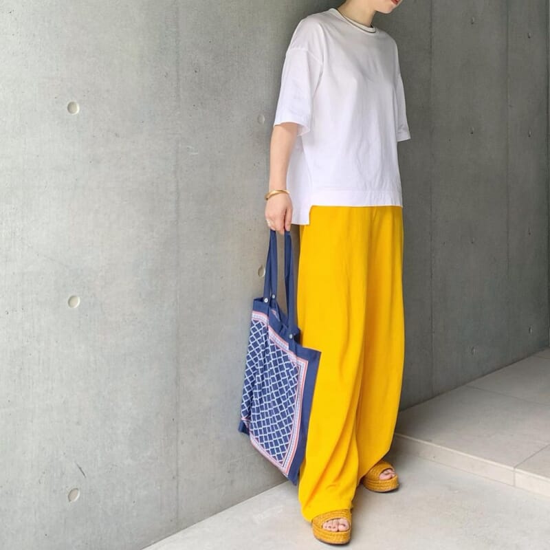 Yellow pants and yellow sandals. The accent scarf eco-bag is too easy to use.
