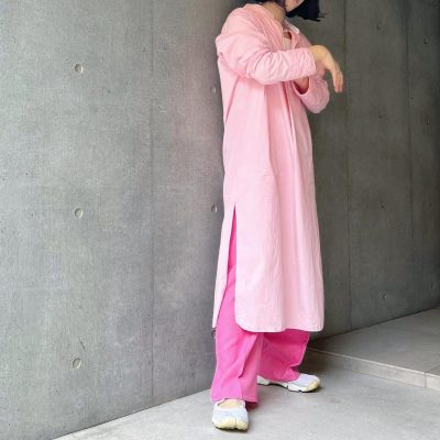 オールピンクコーデ シャツワンピース GU カラースラックス